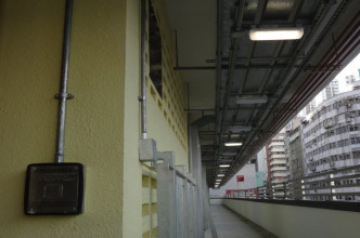 华厦邨电梯大堂的手动开关，可调高电梯大堂、走廊和楼梯的照明度。政府新闻处图片
