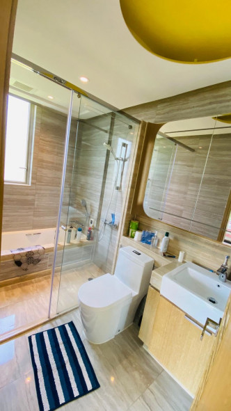 浴室兼备浴缸及淋浴设备，可照顾住户的不同唔需要。