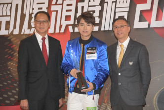 张敬轩获颁「劲爆播放指数歌曲」。