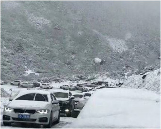 突降暴雪道路結冰堵死逾千輛車路上被困。網圖