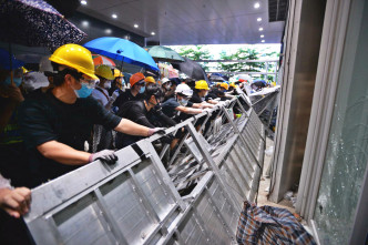 示威者拆毀鋼板