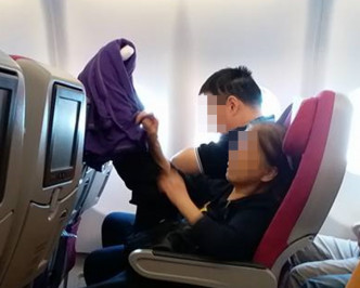 大妈机舱脱鞋脚放椅背。网上图片
