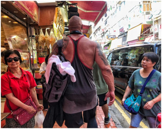 早前，巨石强森到香港街头，与本地人相比，十分大只。IG图