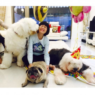 黄芷晴上载了母亲跟爱犬的生活照。