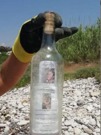 一名男子在清理普利亞區沙灘時，發現瓶中信。網圖