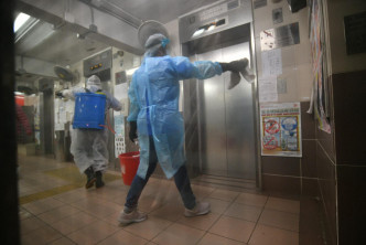 葵盛西邨第8座清潔工進行清潔消毒。