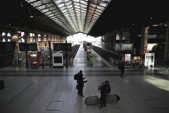 法国铁路交通仍然瘫痪。AP图片