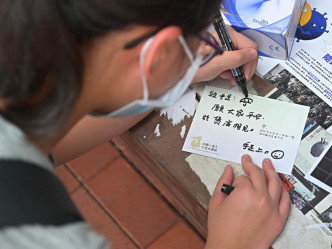 学生签明信片关注12名被内地拘留港人。