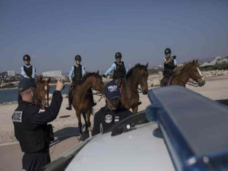法国出动骑警到沙滩巡查有否人违禁足令。AP