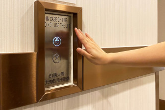 所有升降机均配备免触式按钮。