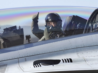 南韩总统首次乘坐战机巡视领空。AP图片