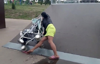 这名妈妈把婴儿车当作滑板。网图