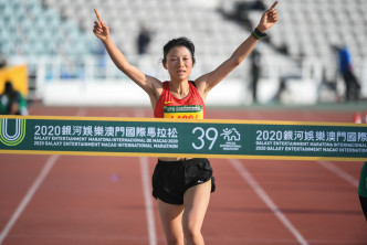 中国跑手张德顺取得女子组全马冠军。相片由公关提供