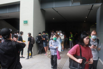 示威者让出通道让公务员离开，秩序良好。实习记者萧恺智摄