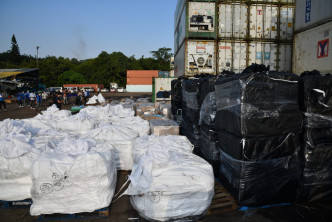 警方在货柜场内发现200多个非法冻柜，初步点算合共藏有5600公吨冻肉。