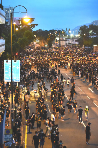 有示威者和警方傍晚在源禾路爆发冲突