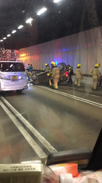私家車大欖隧道失控反肚。Facebook「香港突發事故報料區」圖片