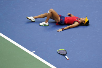 獲勝一後，拉杜簡露累得倒在地下。 AP