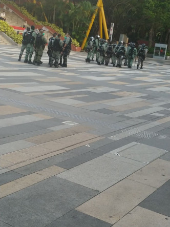 防暴警員在新城市廣場外的百步梯戒備。連登圖片