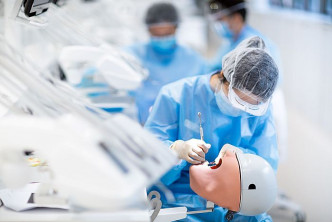 香港大學牙醫學士課程的學生，會於學院所屬的教學醫院——菲臘牙科醫院，上課及進行實習。