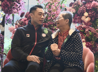 陳浩源與母親。