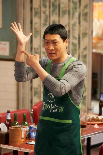 憑電影《炸雞特攻隊》奪得最佳男配角的陳善圭，未有親身領獎。