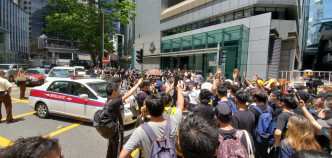 示威者包围警察总部。
