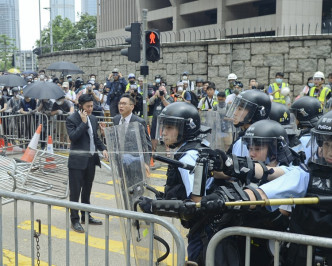 6月12日金钟爆发警民冲突。