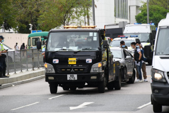 警方拖走涉案车辆。杨伟亨摄