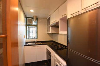 开放式厨房置有基本厨柜及炉具用品。