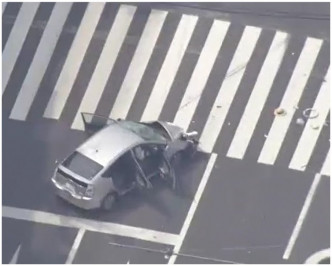 一輛私家車事後停在斑馬線前。ＮＨＫ截圖