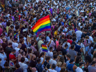 西班牙首都马德里和国内其他城市昨晚有大批群众上街示威。AP图片