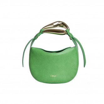 披上亮丽绿色的Chloe Small Kiss小型号手袋 ，充满春日气息。$12,000