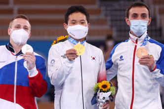 以独立名义出击的俄罗斯选手阿布利津夺银(左)、金牌申在焕、铜牌美尼亚选手达夫赞。 Reuters