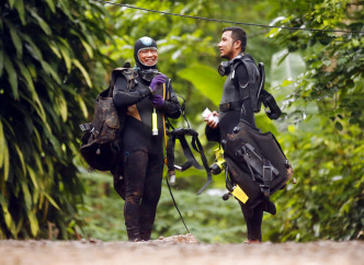 泰國救援人員潛水入内進行搜救工作。AP圖片