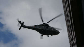 男子被飛行服務隊直升機吊起送院。 楊偉亨攝