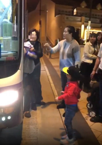 大妈与亲友怒打巴士司机。
巴士台 HK Bus Channel影片截图