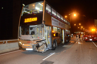 肇事九巴車頭損毀。資料圖片