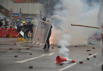 示威者与警方在荃湾爆发大规模冲突。