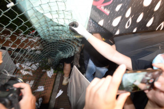 有示威者昨晚在中環海濱剪爛鐵絲網衝入地盤。