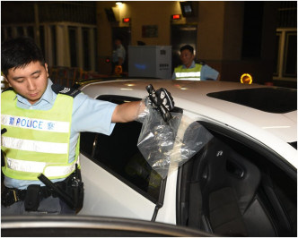 警方在男司機身上及車廂內共搜獲多包懷疑毒品及1把牛肉刀。丁志雄攝