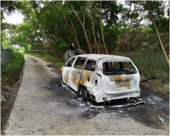 私家车被弃于亦园路后遭人放火焚毁。梁国峰摄