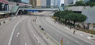 夏慤道示威者陸續前往立法會示威區及添馬公園。