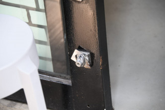 門鎖損毀。