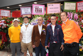 圈中好友（左起）衛志豪、林國斌及盧惠光（右二）等紛紛現身支持。
