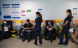智利醫護人員接種疫苗。AP圖片