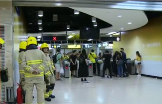 消防員到沙田站調查。港台電視截圖