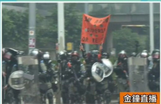 警方在太古广场对出举起橙旗。有线新闻截图