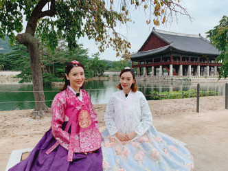 Anne同杨思琦首次试着韩国传统服装，在首尔故宫景福宫留影。