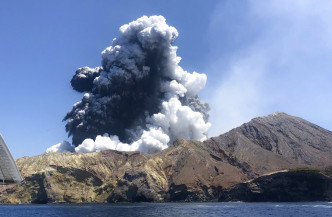 懷特島火山爆發情況。AP圖片